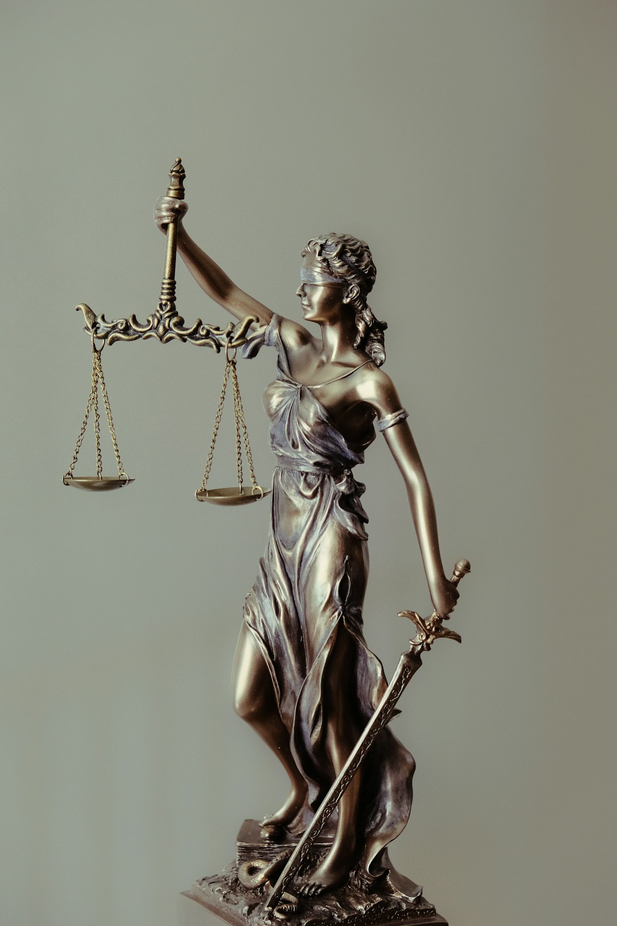 Lady Justice statue representing a wrongful arrest claim